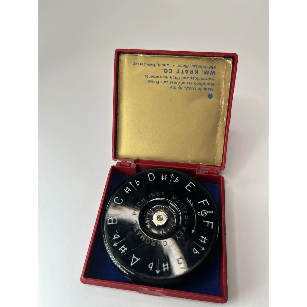 Chromatic Pitch Pipe Instrument The Master Key WM Kratt Co A-440 13 Keys Vintage